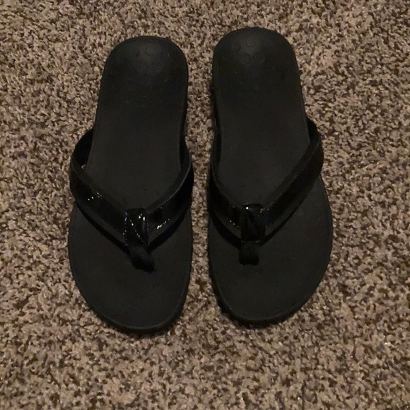 EUC Black Patent Vionic Flip Flops Size 8 - Picture 2 of 6